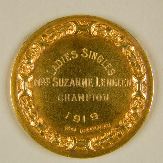 Photographie du revers de la médaille d'or de Suzanne Lenglen