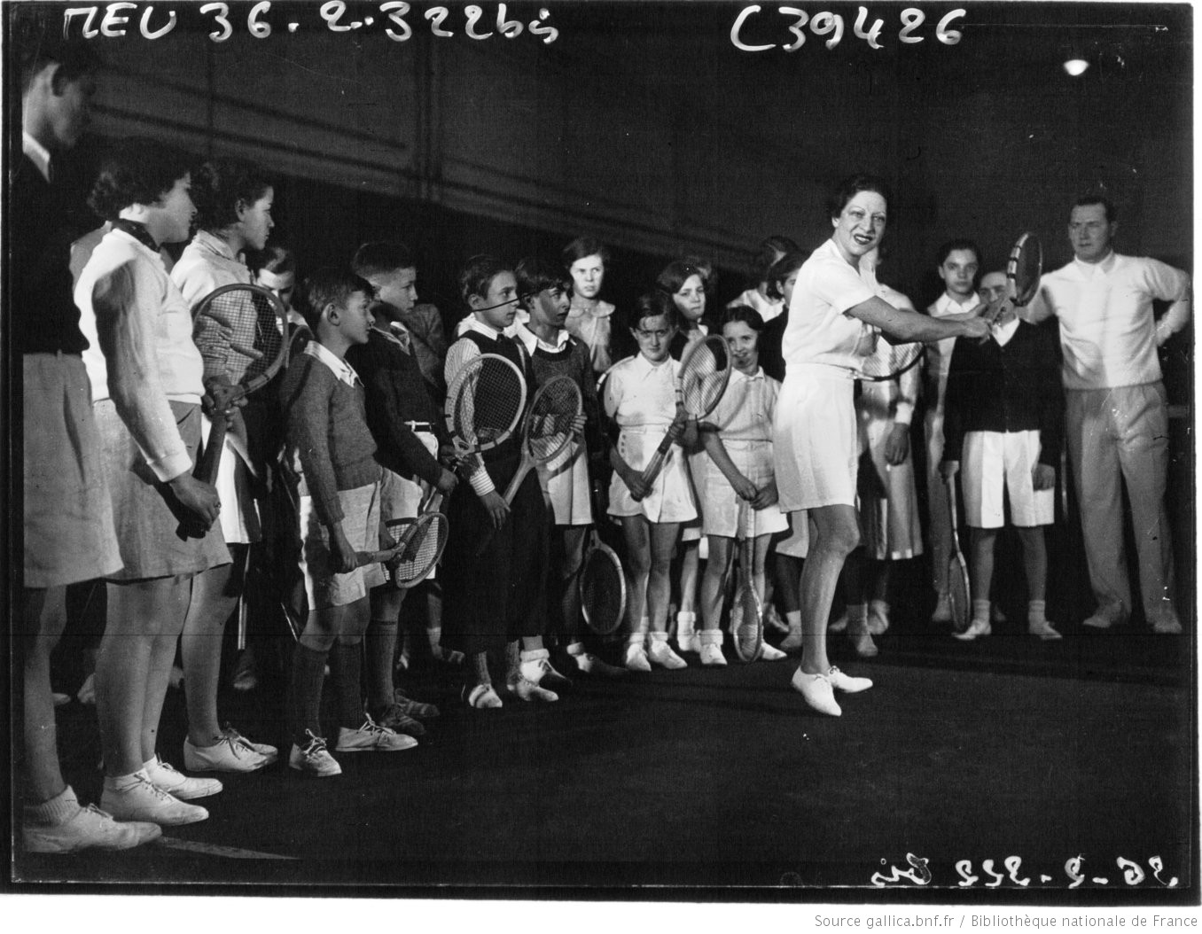 Suzanne Lenglen inaugure son école de Tennis