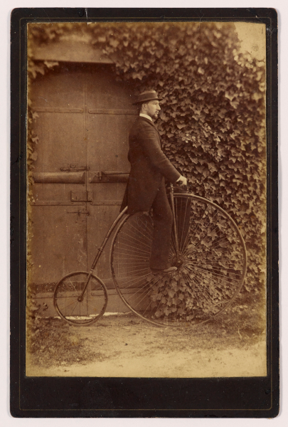 Photographie d'un homme à vélo prise par Jean Guyot