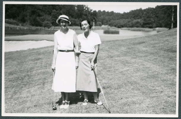 Deux femmes sur le terrain de golf