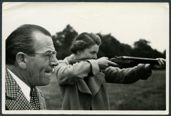 Fern et Charles Bedaux pratiquant le tir