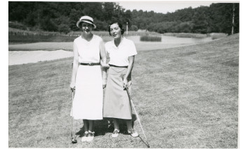 Deux femmes sur un terrain de golf
