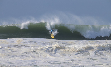 Un surfeur sur une vague