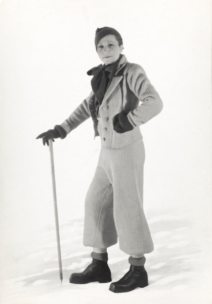 Madame Havet, dite Madame Agnès, en tenue de ski composée d'un pantalon de laine et d'une veste de laine à boutonnage, écharpe et béguin