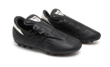 Chaussure de football en cuir noir de la marque Rivat