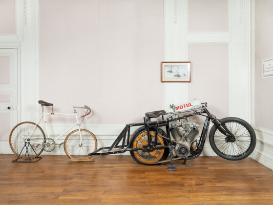 Motocyclette et bicyclette pour stayer des années 1920