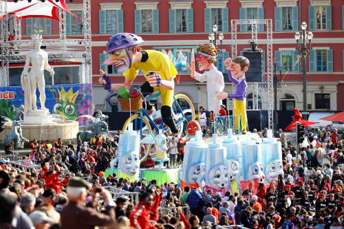 Char du carnaval de Nice représentant un coureur cycliste dopé