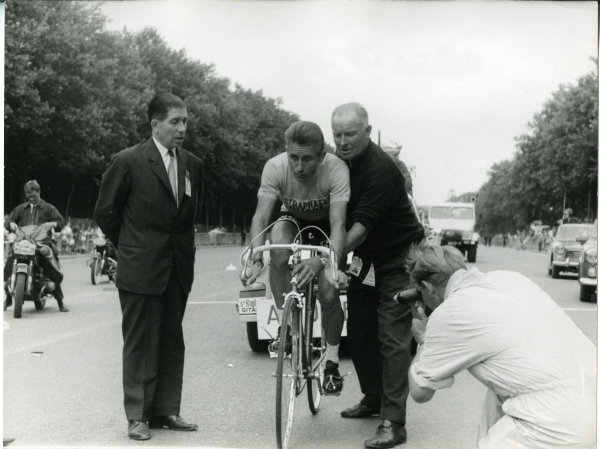 Jacques Anquetil au départ du contre-la-montre final du Tour de France 1964