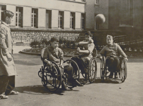 Activités sportives, hôpital Raymond-Poincaré, 1964, photographie