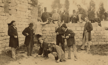 tirage photographique montrant des personnes jouant à un jeu de boules