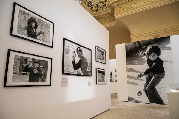 Vue de l'exposition Viser Juste : pétanque et jeu provençal dans l’objectif de Hans Silvester