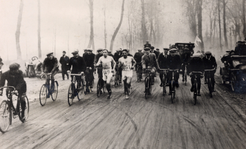 photo d'une course à pied entre Versailles et Paris, le 19 janvier 1913