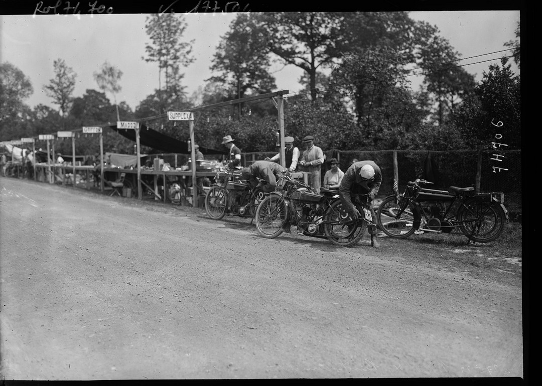 Ravitaillement sur le circuit le 27 mai 1922