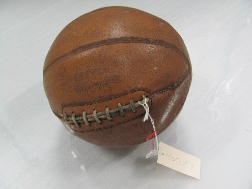 Ballon de basketball en cuir des années 1940