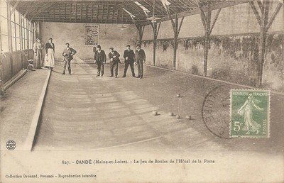 partie de boules de fort à Candé sur un terrain incurvé
