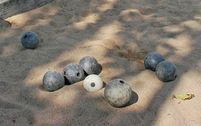 Boules de sable et le trou percé pour la prise en main