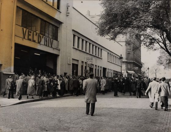 Photo de la foule devant le vel d'hiv