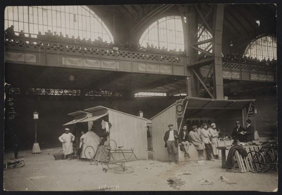 Ravitaillement des coureurs du Bol d’Or au Vélodrome d'Hiver alors qu'il était installé dans la Galerie des Machines