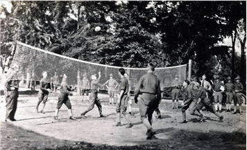 match de volley-ball entre soldats américains vers 1917