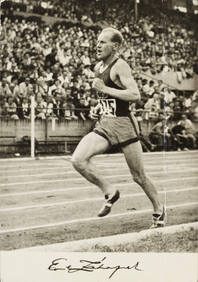 photo sepia de l'athlète Emil Zatopek courant dans un stade olympique