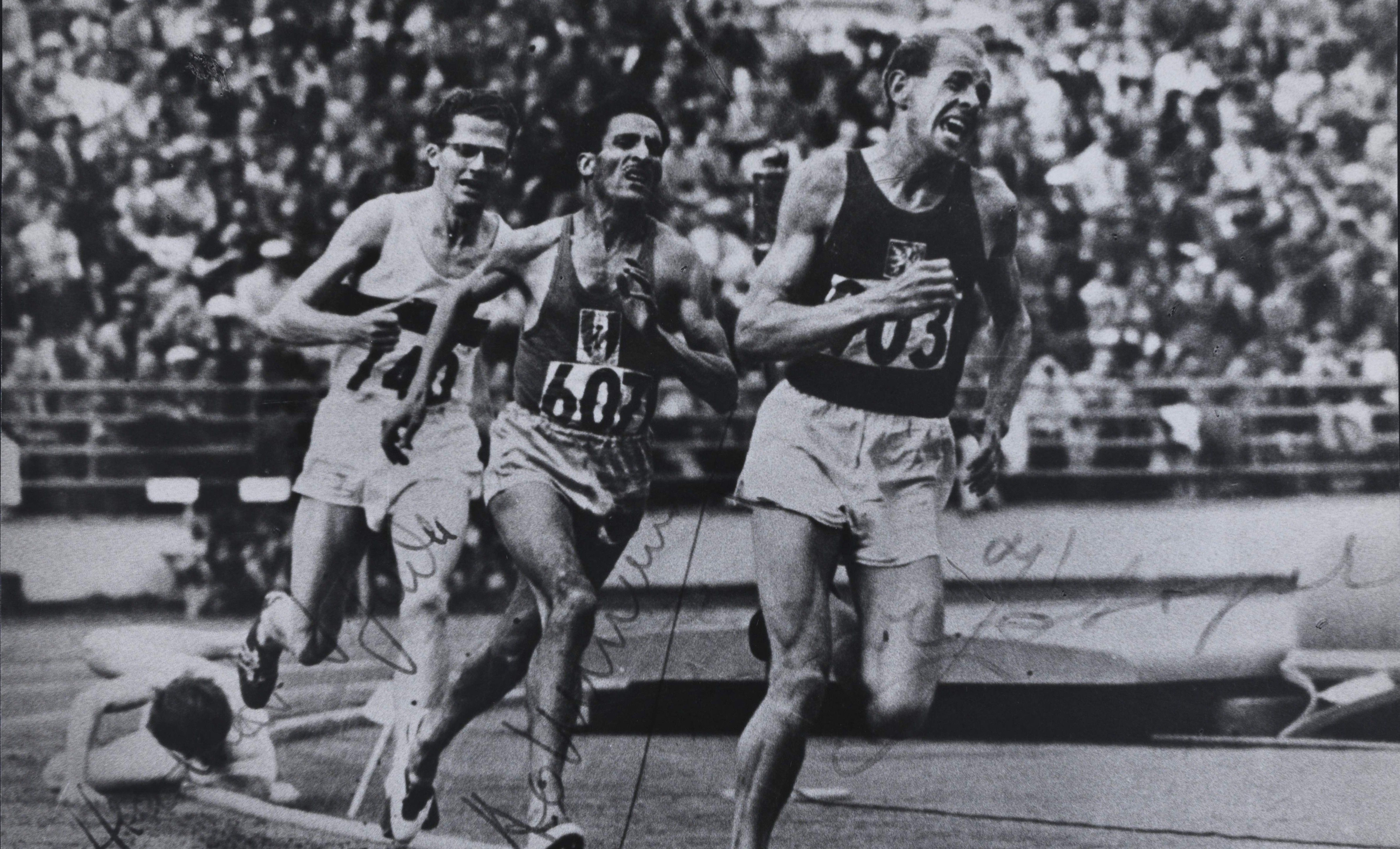 photo noir et blanc de 3 athlètes courant dans un stade olympique et un tombé au sol