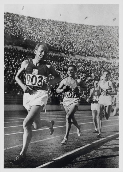photo noir et blanc d'athlètes courant dans un stade olympique
