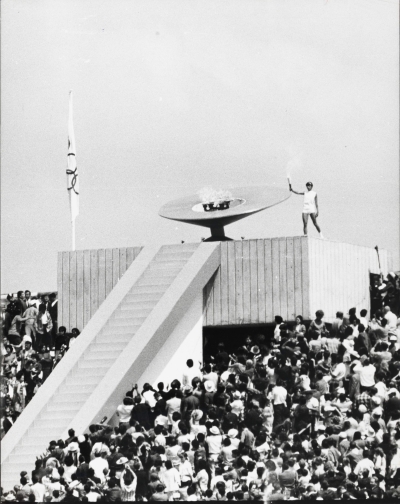 Allumage de la vasque olympique par l’athlète mexicaine Norma Enriqueta Basilio de Sotelo