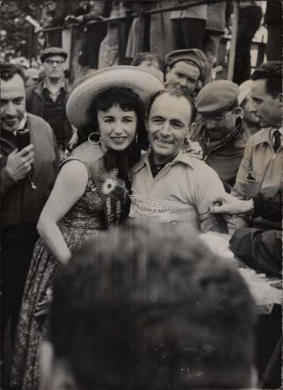 photo noir et blanc de Gilbert Bauvin portant le Maillot Jaune, en compagnie de l'accordéoniste Yvette Horner