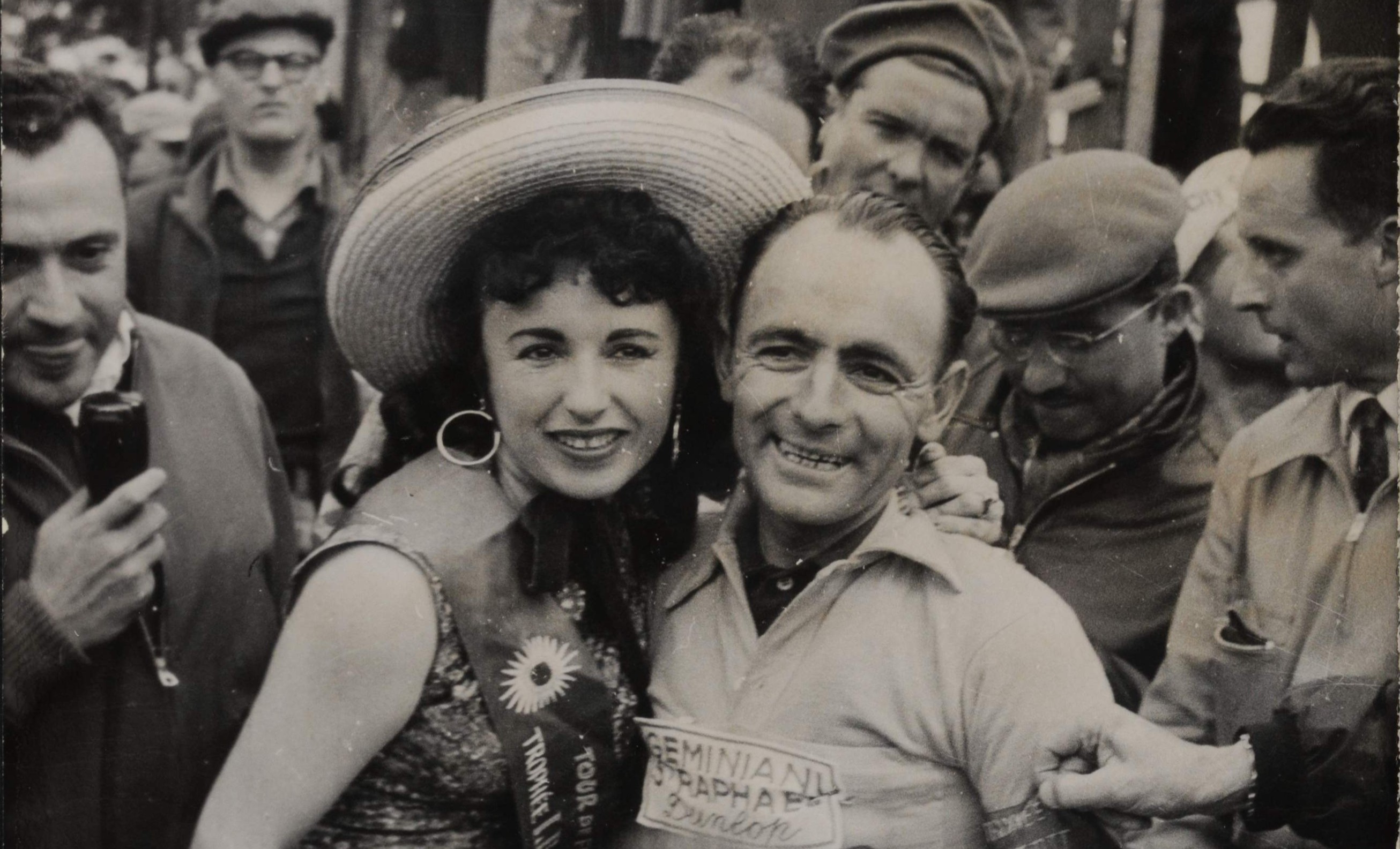 photo noir et blanc de Gilbert Bauvin portant le Maillot Jaune, en compagnie de l'accordéoniste Yvette Horner
