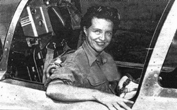 Jacqueline Auriol à bord de son avion