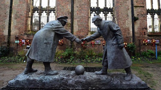 Monument commémoratif entre soldats britanniques et allemands à Liverpool (Angleterre).