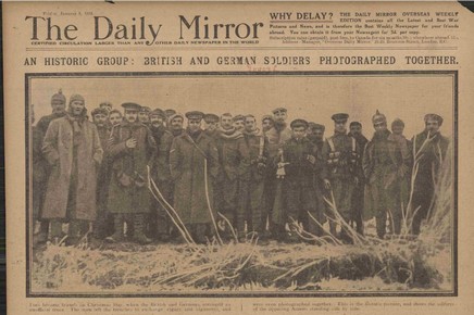 Trêve de Noël,1914; soldats britanniques et allemands rassemblés (The Daily Mirror, 08/01/1915)