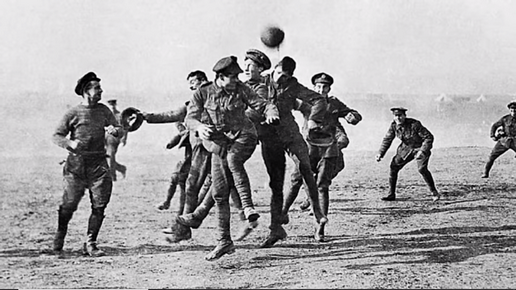 Une partie de football entre soldats britanniques à Messines en Belgique