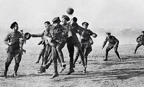 Une partie de football entre soldats britanniques à Messines en Belgique