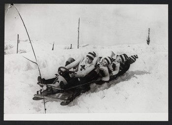 Suzanne Poujade descendant en bobsleigh, Luchon, 1914