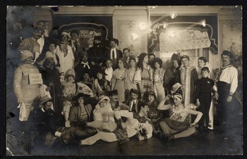 Suzanne Poujade et des membres du Club des Patineurs, Paris 1920-1930