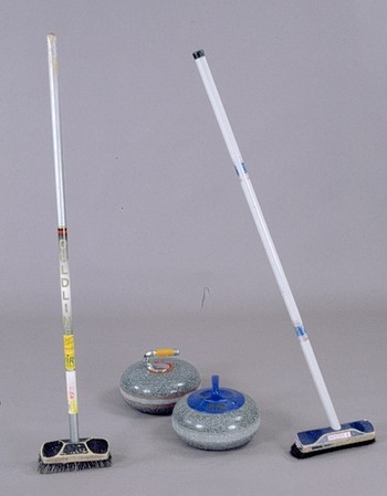 pierres et balais de curling moderne